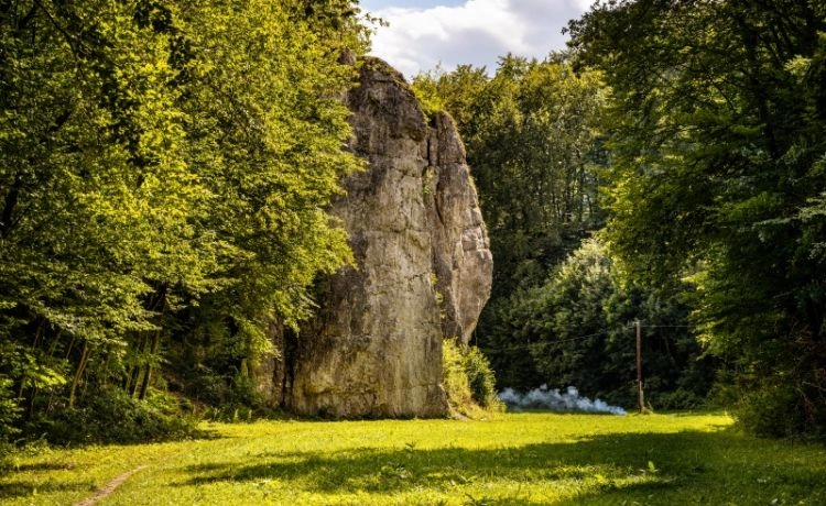 Skałka Będkowska Baszta i ruiny zamku w Olsztynie, Jura Krakowsko-Częstochowska, fot. Shutterstock