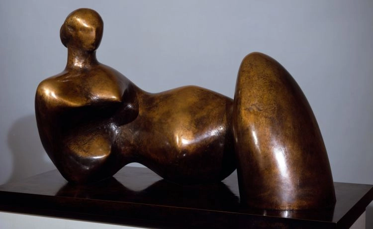 Od lewej: Sheep Piece 1971-72, fot. Jonty Wilde, Oval with Points 1968-70, fot. Henry Moore Archive, Working Model for Seated Figure: Arms Outstretched 1960, fot. Anita Feldman, Reclining Figure: Umbilicus 1984, The Henry Moore Foundation