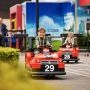 Dziecko prowadzi mały czerwony samochód na torze w Legolandzie w Billund