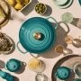 Le Creuset z nowym kolorem. Riviera Bleu, odcień ciepłego morza w kuchni