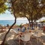 Stoliki ustawione w restauracji nad samym morzem w Punta Skala nakryte do obiadu
