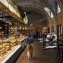 Sala Petit Paris w zabytkowym Betonhausie z ladą pełną francuskich wypieków i wysokim sklepieniem.