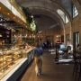 Sala Petit Paris w zabytkowym Betonhausie z ladą pełną francuskich wypieków i wysokim sklepieniem.