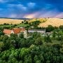 Uroczysko Siedmiu Stawów na Dolnym Śląsku, renesansowy zamek otoczony parkiem i polami