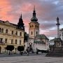 Zabytkowa wieża i kompleks zamku miejskiego przy placu SNP w Bańskiej Bystrzycy o zachodzie słońca.