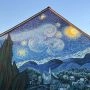 Mural inspirowany „Gwieździstą nocą” Vincenta van Gogha namalowany na elewacji domu w Brzózkach.