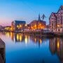 Spichrze nad Brdą w Bydgoszczy wieczorem, widok na rzekę i zabytkową zabudowę