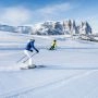 Narciarstwo w Południowym Tyrolu zimą – szeroka trasa i panoramy Dolomitów.