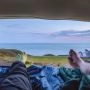 Widok na morze z wnętrza samochodu zaparkowanego na nadmorskim campingu