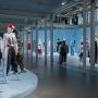 Manekiny w kolorowych stylizacjach na wystawie „Nowa moda polska. Kronika głębokich uczuć” w Łodzi.