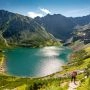 Czarny Staw Gąsienicowy otoczony skalistymi szczytami Tatr i kosodrzewiną.