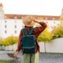 Turystka z plecakiem spaceruje po zabytkowej części miasta podczas długiego weekendu w czerwcu.