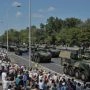 Defilada na Wisłostradzie co roku przyciąga tłumy. Z bliska można zobaczyć pojazdy i uzbrojenie używane przez polską armię.