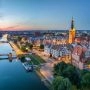 Panorama Elbląga o zmierzchu z rzeką Elbląg, katedrą św. Mikołaja i zabudową Starego Miasta.