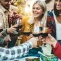 Polski festiwal wina w winnicy - grupa przyjaciół z kieliszkami z winem