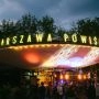 Warszawa Powiśle wieczorem – podświetlony modernistyczny pawilon i goście podczas wydarzenia