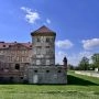 Zamek w Holíču na Słowacji z widocznym dziedzińcem, murami obronnymi i barokowo-klasycystyczną zabudową.