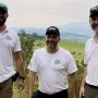 Maciej Gębala, Marek Ciaś i Patrycjusz Ceran z Fundacji Przyjaciele Gór na tle pienińskiego krajobrazu.