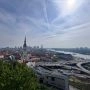 Panorama Bratysławy z widokiem na Dunaj, dachy starego miasta, katedrę św. Marcina i most SNP.