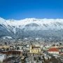 Panorama Innsbrucka zimą z widokiem na miasto i Alpy.