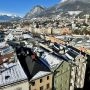 Panorama Innsbrucka zimą z widokiem na dachy miasta i ośnieżone Alpy