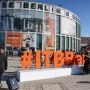 Wejście na targi turystyczne ITB Berlin 2026 przed halą Messe Berlin z charakterystycznym napisem #ITBBerlin
