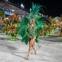 Solistka szkoły samby w zielonym kostiumie podczas parady karnawałowej na Sambodromie w Rio de Janeiro