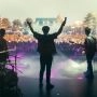 Zespół na scenie podczas plenerowego koncertu, przed sceną tłum publiczności