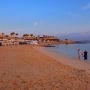 Piaszczysta plaża w Marsa Alam nad Morzem Czerwonym, parasole plażowe i spokojna linia brzegowa
