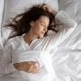 Najwygodniejsze łóżka hotelowe. Kobieta śpiąca w hotelu