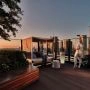 Taras Ether Rooftop Bar w Warszawie z widokiem na wieżowce centrum miasta o zachodzie słońca.