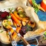 Pieczone buraki, marchew i ziemniaki w brytfannie wyłożonej papierem do pieczenia, z dodatkiem ziół i czosnku