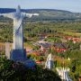 Wielka figura Chrystusa z rozpostartymi ramionami stojąca nad Parkiem Miniatur Sabat.