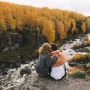 Romantyczny weekend we dwoje - para nad potokiem