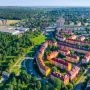 Panorama Skarżyska-Kamiennej z lotu ptaka, z osiedlami mieszkaniowymi, lasami i trasą S7.