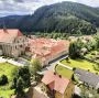 Skaliste wzgórze z krzyżem i tradycyjna zabudowa w Neuberg an der Mürz