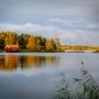 Czerwony drewniany domek nad wodą na jednej z wysp szwedzkiego archipelagu.