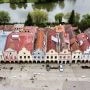 Kolorowe kamienice z arkadami przy rynku w Telču widziane z góry