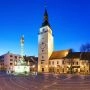Widok na deptak, wieżę i zabudowę historycznego centrum Trnawy..