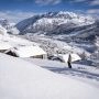 Zimowy krajobraz Livigno, alpejska dolina i zabudowa miasteczka pod śniegiem