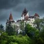 Zamek Bran na skalistym wzgórzu w Transylwanii w Rumunii