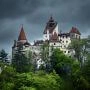 Zamek Bran na skalistym wzgórzu w Transylwanii w Rumunii