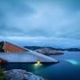 Podwodna restauracja Under w Lindesnes w Norwegii, częściowo zanurzona w morzu