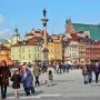 Plac Zamkowy w Warszawie z Kolumną Zygmunta i spacerującymi ludźmi