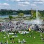 Tłumy spacerowiczów i rodzin przy Multimedialnym Parku Fontann w Warszawie podczas majówki.