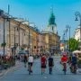Wiosenne centrum Warszawy, spacerowicze i rowerzyści na jednej z ulic w weekend.