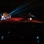 Koncert Wianki nad Wisłą w Warszawie, tłum publiczności i scena z reflektorami po zmroku.
