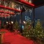 Zimowy taras Winter WOWderland na dachu NYX Hotel Warsaw, z choinkami, światełkami i panoramą Warszawy nocą.