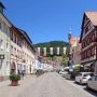 Zabytkowa ulica z kolorowymi kamienicami w centrum Wolfach w Szwarcwaldzie.
