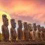 Ahu Tongariki na Wyspie Wielkanocnej z rzędem moai o zachodzie słońca